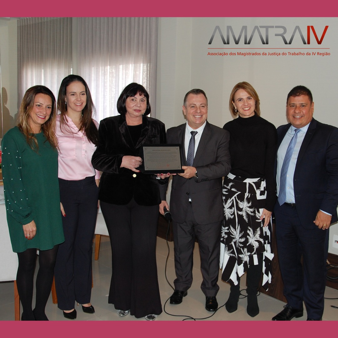 Nesta sexta-feira, 12, a Diretoria da AMATRA promoveu homenagem à Ministra Maria Helena Mallmann