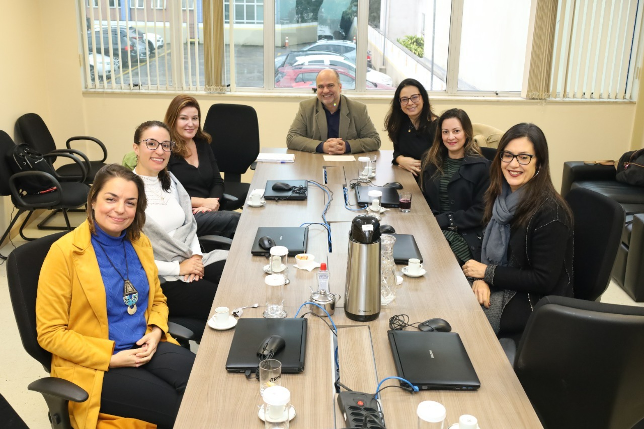 Equidade e ações antidiscriminatórias são temas debatidos por magistradas com o diretor da Ejud4