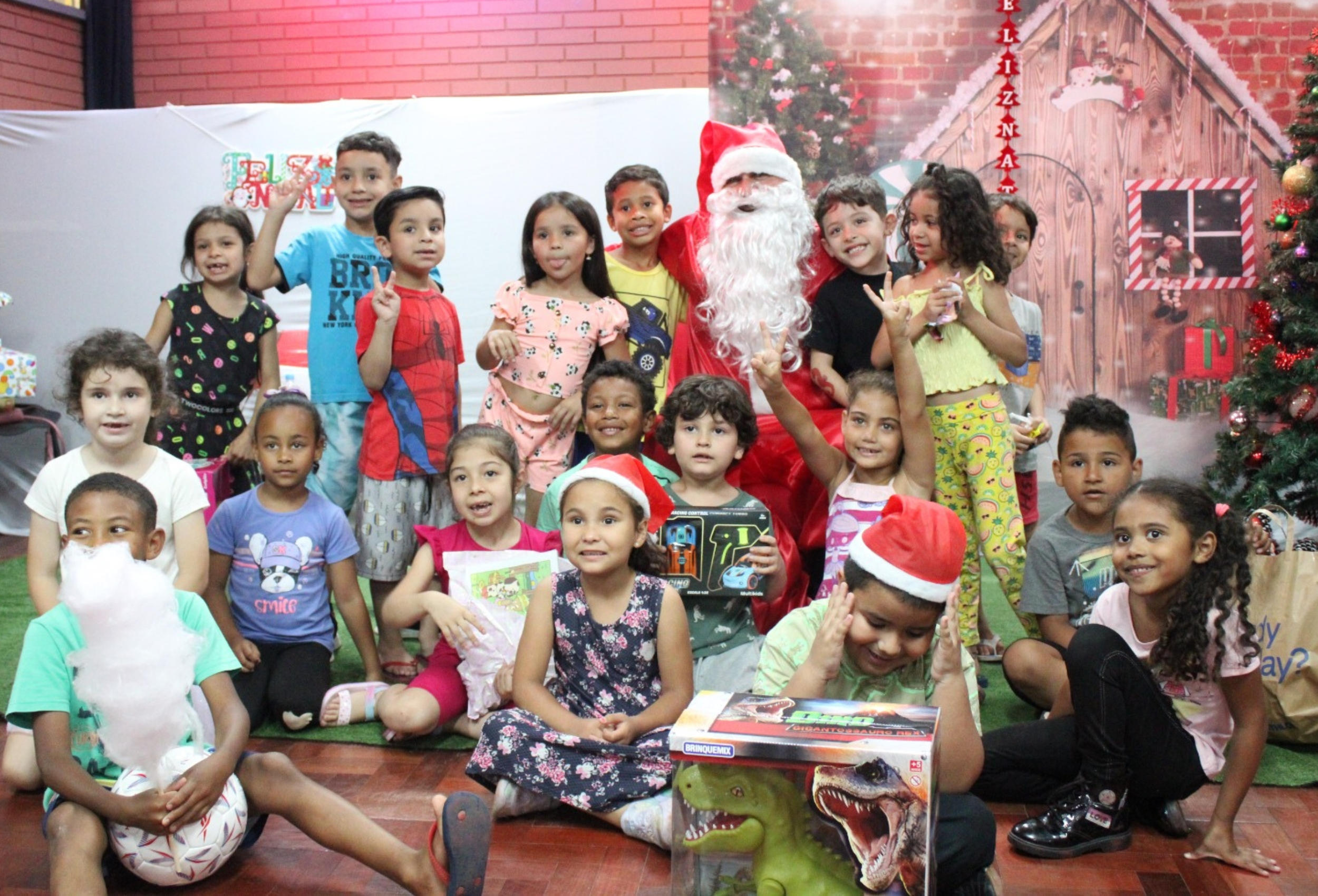 Parceria promove Natal especial às crianças da Escola Afonso Guerreiro Lima