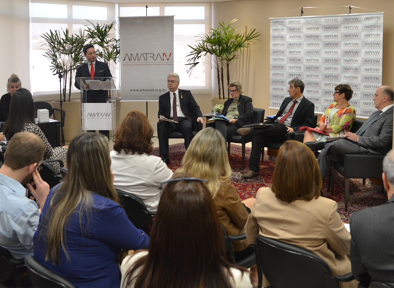 AMATRA IV PROMOVE DEBATE ENTRE CANDIDATOS DO TRT-RS