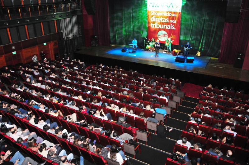 Noite de sucesso: teatro lotado no Showmício das Diretas Já