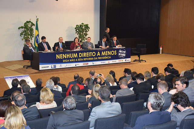 Ato contra a reforma da Previdência reúne centenas na Câmara dos Deputados