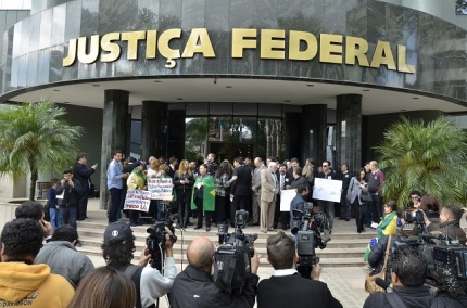 Magistrados fazem manifestação contra projeto que pune abuso de autoridade