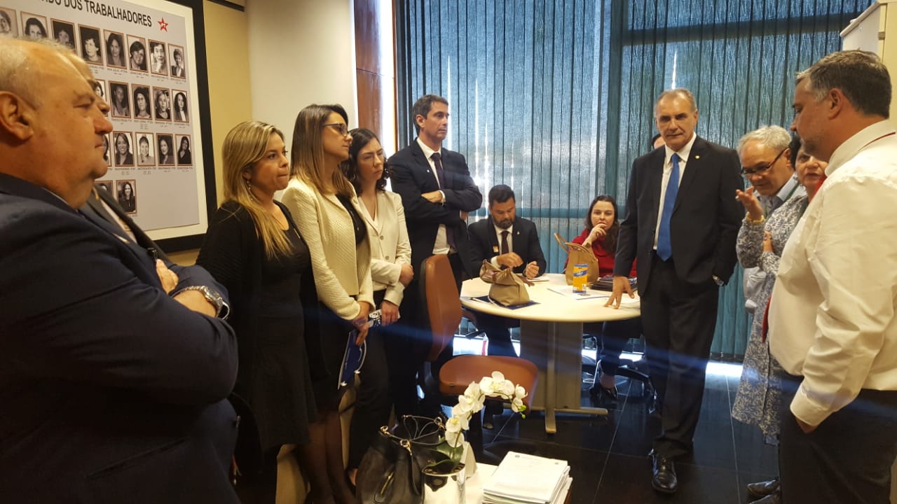 Petição com mais de 10 mil assinaturas pela alteração da PEC 6/2019 é entregue a lideranças na Câmara