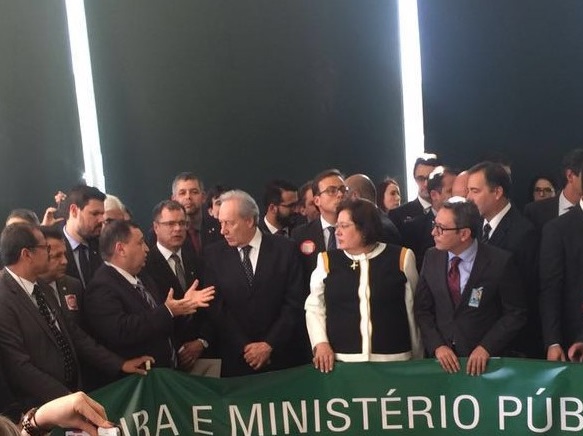 Magistrados e membros do MP entregam ao presidente do STF documento em defesa das carreiras