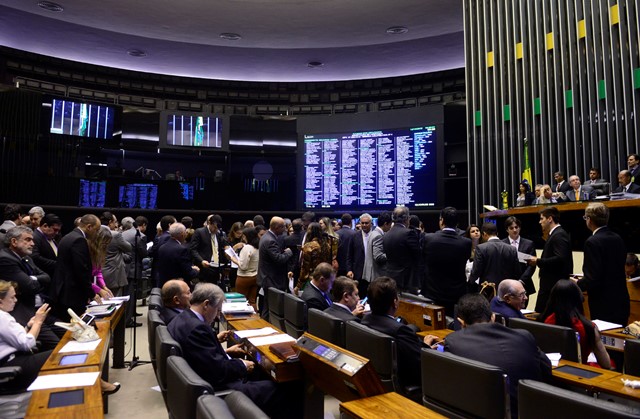 Câmara rejeita retorno do negociado sobre o legislado
